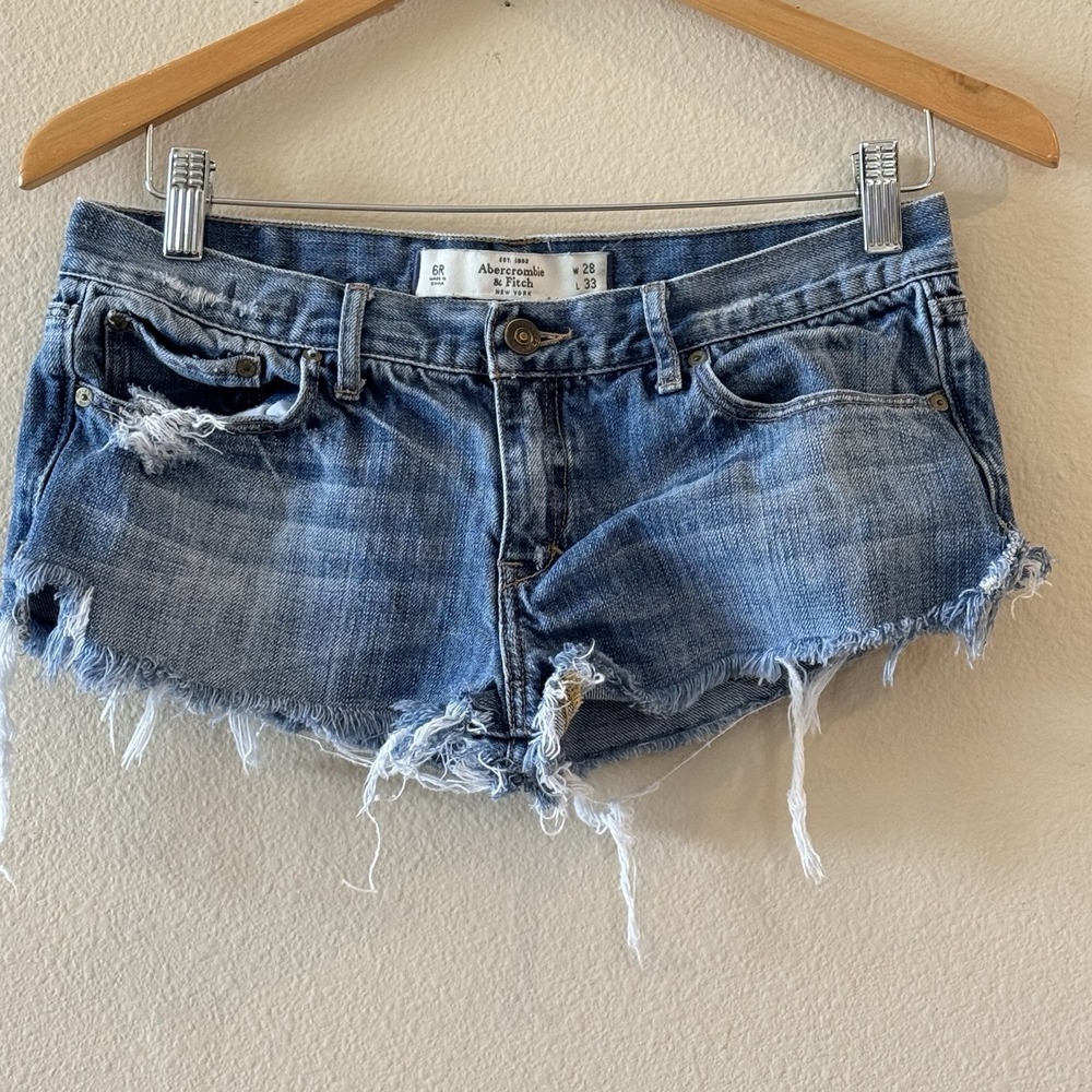 Abercrombie & Fitch Distressed Denim Shorty Shorts Low Rise Frayed W28